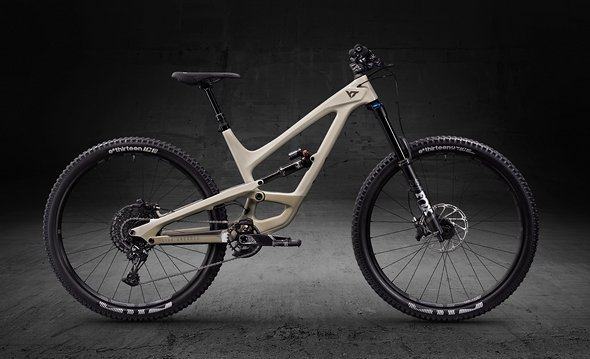 Das YT Capra CF Comp 29 geht für 3.199 € über die virtuelle Ladentheke, das 27,5"-Modell gibt es bekanntermaßen für den gleichen Preis Das YT Capra CF Comp 29 geht für 3.199 € über die virtuelle Ladentheke, das 27,5"-Modell gibt es bekanntermaßen für den gleichen Preis