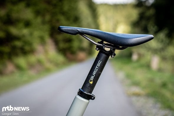Weniger zum Sitzen, sondern eher für Kontrolle zwischen den Beinen sind die Burgtec Xpress-Carbon-Stütze und der Ergon SMD2 Pro Ti-Sattel gedacht Weniger zum Sitzen, sondern eher für Kontrolle zwischen den Beinen sind die Burgtec Xpress-Carbon-Stütze und der Ergon SMD2 Pro Ti-Sattel gedacht