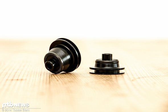 Am Vorderrad gibt es neben der 15 mm Steckachse auch die Option auf einen 9 mm Schnellspanner Am Vorderrad gibt es neben der 15 mm Steckachse auch die Option auf einen 9 mm Schnellspanner