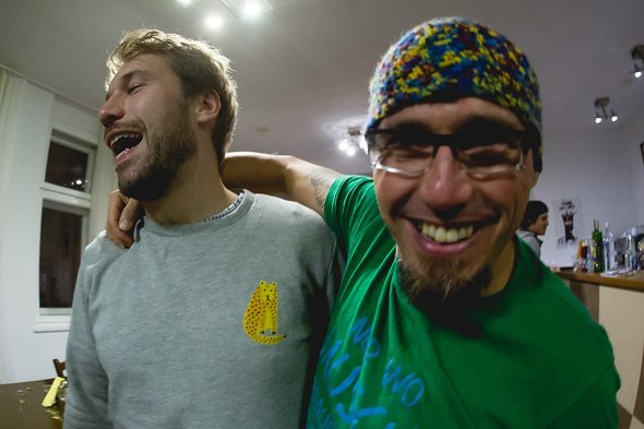 Etwa 3,7 Sekunden später hatte er's dann geschafft. Im Gegensatz zu meiner Trunkenheit nicht im Bild zu sehen: Muschis legendärer Wickelrock. Etwa 3,7 Sekunden später hatte er's dann geschafft. Im Gegensatz zu meiner Trunkenheit nicht im Bild zu sehen: Muschis legendärer Wickelrock.