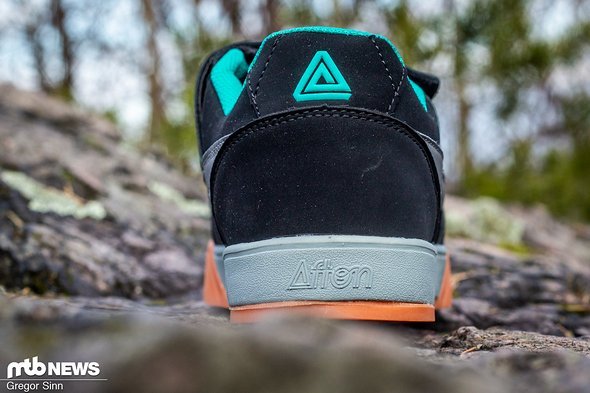 Auch die Ferse wurde verstärkt. Der Fuß sitzt allerdings nicht extrem fest im Schuh und bewegt sich auch an der Ferse leicht Auch die Ferse wurde verstärkt. Der Fuß sitzt allerdings nicht extrem fest im Schuh und bewegt sich auch an der Ferse leicht