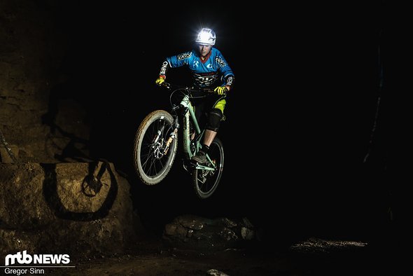 Die höher gelegenen Wege und teils riesigen Kammern wurden in Handarbeit in eine Art Pumptrack-Strecke mit Anliegern, Kurven und Sprüngen verwandelt. Die höher gelegenen Wege und teils riesigen Kammern wurden in Handarbeit in eine Art Pumptrack-Strecke mit Anliegern, Kurven und Sprüngen verwandelt.