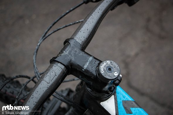 Leichtbau am Cockpit! Der Newman-Vorbau und der Bike Ahead-Lenker sorgen nicht nur für einen coolen Look, sondern drücken auch das Gewicht des Bikes nach unten. Leichtbau am Cockpit! Der Newman-Vorbau und der Bike Ahead-Lenker sorgen nicht nur für einen coolen Look, sondern drücken auch das Gewicht des Bikes nach unten.