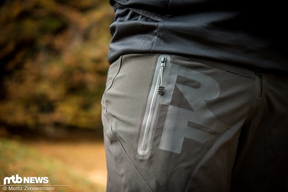 Die Reißverschlüsse der beiden großen und wasserfesten Taschen lassen sich auch mit Handschuhen gut bedienen. Die Reißverschlüsse der beiden großen und wasserfesten Taschen lassen sich auch mit Handschuhen gut bedienen.