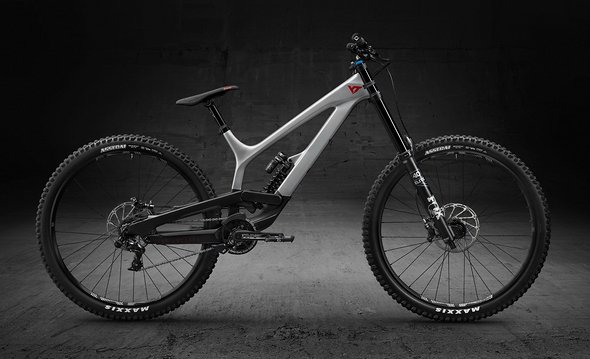 Gleiche Farbe, 1.000 € günstiger: Das YT Tues 29 CF Pro kostet 4.499 € Gleiche Farbe, 1.000 € günstiger: Das YT Tues 29 CF Pro kostet 4.499 €