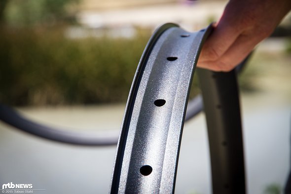 Die 30 mm breite Felge soll eine Option zur nachrüstung für verschiedene Biker sein, da sie problemlos in alle Rahmen passt und mit konventionellen Reifen kompatibel ist Die 30 mm breite Felge soll eine Option zur nachrüstung für verschiedene Biker sein, da sie problemlos in alle Rahmen passt und mit konventionellen Reifen kompatibel ist