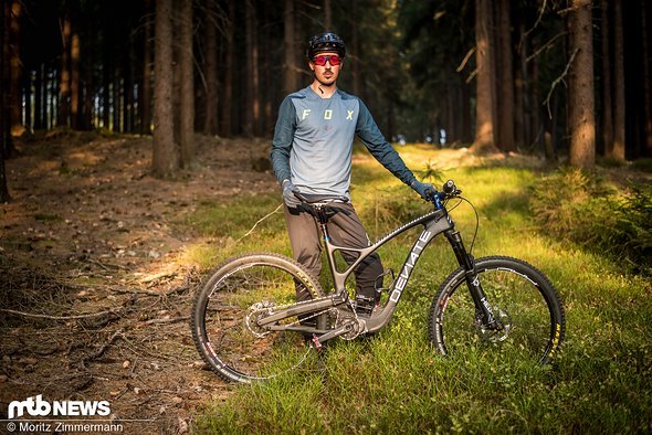 Arne ist 1,82 m groß und wiegt 72 kg Arne ist 1,82 m groß und wiegt 72 kg