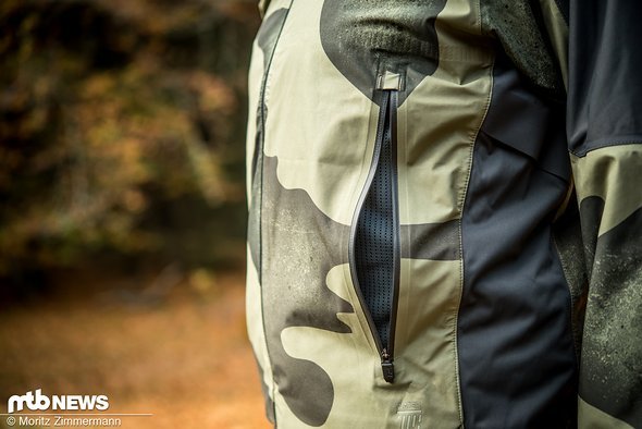 Zwei große Taschen bieten viel Platz und fungieren gleichzeitig als Belüftungsöffnungen Zwei große Taschen bieten viel Platz und fungieren gleichzeitig als Belüftungsöffnungen