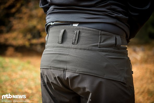 Auf der Rückseite ist die kurze Race Face Agent-Hose sehr weit hochgezogen und hält so den unteren Rückenbereich angenehm warm. Auf der Rückseite ist die kurze Race Face Agent-Hose sehr weit hochgezogen und hält so den unteren Rückenbereich angenehm warm.