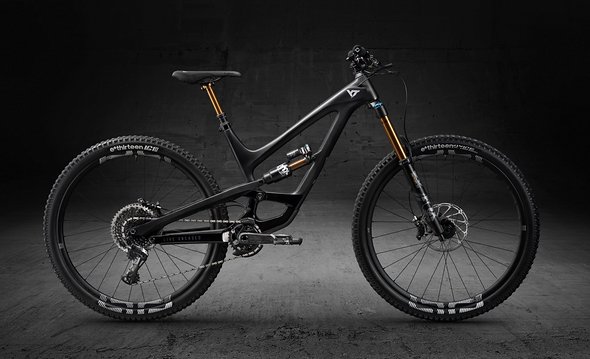 Auch das YT Capra 29 CF Pro Race verfügt wie das Jeffsy über die zweite Farbvariante „Black Magic“. Auch das YT Capra 29 CF Pro Race verfügt wie das Jeffsy über die zweite Farbvariante „Black Magic“.