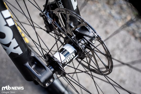 Für ein 8.799 € Rad etwas sehr günstig fanden wir die DT Swiss 350-Naben Für ein 8.799 € Rad etwas sehr günstig fanden wir die DT Swiss 350-Naben