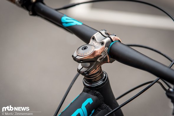 Insgesamt ist das NS Bikes Eccentric Alu 29 sehr durchgestylt. Dazu trägt auch der Vorbau in Rost-Optik bei. Insgesamt ist das NS Bikes Eccentric Alu 29 sehr durchgestylt. Dazu trägt auch der Vorbau in Rost-Optik bei.
