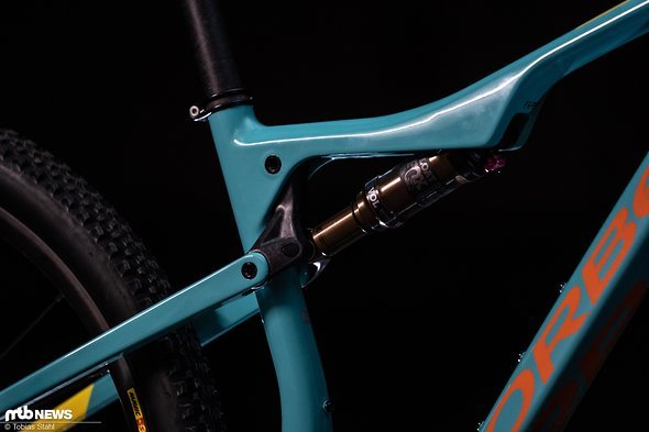 Am Hinterbau arbeitet ein Fox DPS Dämpfer mit 40 mm Hub, der 100 mm Federweg kontrolliert Am Hinterbau arbeitet ein Fox DPS Dämpfer mit 40 mm Hub, der 100 mm Federweg kontrolliert