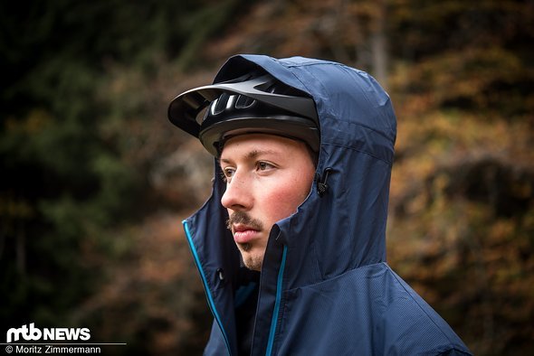Die Kapuze passt gerade so über den Helm, ist aber insgesamt etwas zu knapp geschnitten. Das Reißverschluss lässt sich dann nicht mehr komplett schließen. Die Kapuze passt gerade so über den Helm, ist aber insgesamt etwas zu knapp geschnitten. Das Reißverschluss lässt sich dann nicht mehr komplett schließen.