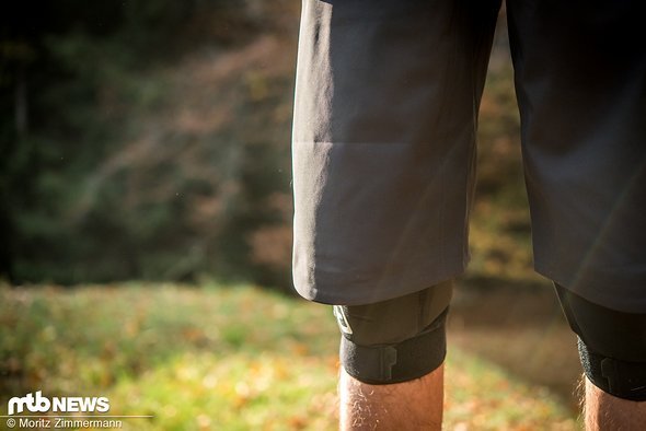 Insgesamt ist die Hose eher lang und im Kniebereich sehr weit geschnitten Insgesamt ist die Hose eher lang und im Kniebereich sehr weit geschnitten