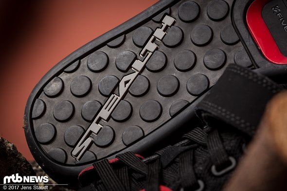 Für ordentlich Halt auf dem Pedal soll die Stealth C4-Sohle im bekannten Dotty-Design sorgen. Für ordentlich Halt auf dem Pedal soll die Stealth C4-Sohle im bekannten Dotty-Design sorgen.