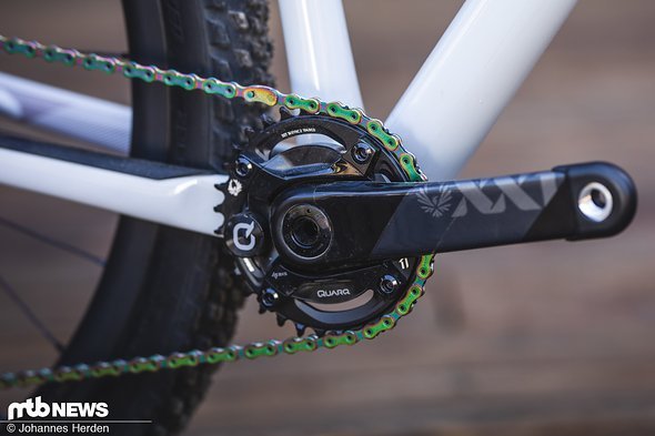 Für geringes Gewicht sorgt die XX1-Carbon-Kurbel – aber nicht irgendeine: Für eine optimale Trainingsüberwachung kommt die teure QUARQ XX1 Eagle Powermeter-Kurbel zum Einsatz Für geringes Gewicht sorgt die XX1-Carbon-Kurbel – aber nicht irgendeine: Für eine optimale Trainingsüberwachung kommt die teure QUARQ XX1 Eagle Powermeter-Kurbel zum Einsatz