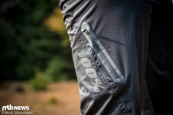 Zwei große Hosentaschen mit Reißverschlüssen bieten Platz für Smartphone und Co. Zwei große Hosentaschen mit Reißverschlüssen bieten Platz für Smartphone und Co.