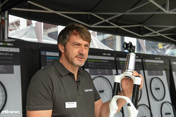 Michi Grätz mit einem der Newmen-Produkte – der Komponenten-Experte beantwortet mit Fabo Merz und … Michi Grätz mit einem der Newmen-Produkte – der Komponenten-Experte beantwortet mit Fabo Merz und …