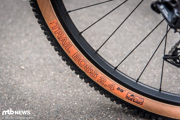 Die WTB Trail Boss-Reifen in Skinwall-Optik und harter, schnell rollender Gummimischung beschleunigen zwar gut, vermitteln auf weichen Böden oder in anspruchsvollem Gelände nur wenig Sicherheit Die WTB Trail Boss-Reifen in Skinwall-Optik und harter, schnell rollender Gummimischung beschleunigen zwar gut, vermitteln auf weichen Böden oder in anspruchsvollem Gelände nur wenig Sicherheit
