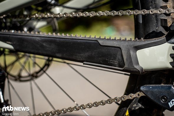 Dem großzügigen Kettenstrebenschutz und der intern geführten Leitung zum Dank ist das V10 ein sehr leises Bike. Dem großzügigen Kettenstrebenschutz und der intern geführten Leitung zum Dank ist das V10 ein sehr leises Bike.