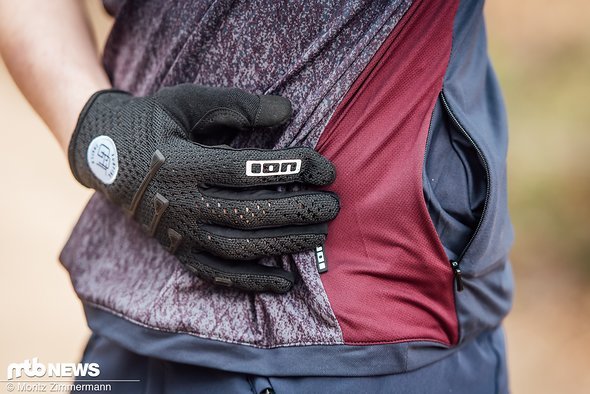 Praktisch: Eine kleine Tasche mit Reißverschluss bietet Platz für Dinge wie Müsliriegel oder Liftkarten. Praktisch: Eine kleine Tasche mit Reißverschluss bietet Platz für Dinge wie Müsliriegel oder Liftkarten.