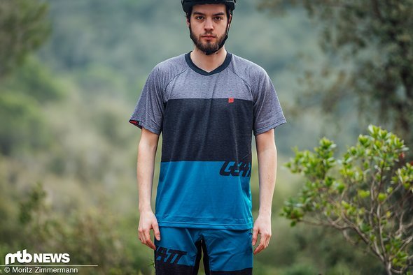 Das Leatt DBX 2.0-Trikot besteht zu 100 % aus Polyester und ist in sechs Größen und zwei Farbvarianten verfügbar. Preislich liegt es bei 47,90 €. Das Leatt DBX 2.0-Trikot besteht zu 100 % aus Polyester und ist in sechs Größen und zwei Farbvarianten verfügbar. Preislich liegt es bei 47,90 €.