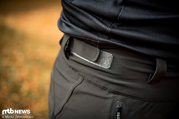 Über zwei Velcro-Streifen lässt sich die Weite der Hose am Bund anpassen. Die Passform ist insgesamt gelungen. Über zwei Velcro-Streifen lässt sich die Weite der Hose am Bund anpassen. Die Passform ist insgesamt gelungen.