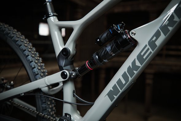 Nukeproof hat den Federweg am Heck des 29ers auf 160 mm erhöht. Auch die Kinematik wurde überarbeitet: Mehr Sensibilität, mehr Gegenhalt, mehr Progression, mehr besser. Nukeproof hat den Federweg am Heck des 29ers auf 160 mm erhöht. Auch die Kinematik wurde überarbeitet: Mehr Sensibilität, mehr Gegenhalt, mehr Progression, mehr besser.