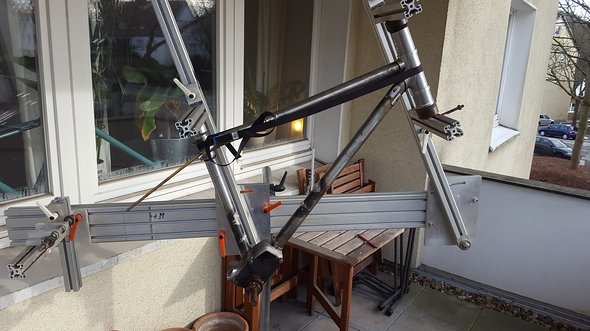 Hier der Hauptrahmen auf den vorbereiteten Rohren und Muffen – provisorisch in der Rahmenlehre zusammengesteckt. Gelötet wurde der Rahmen auf dem Balkon Hier der Hauptrahmen auf den vorbereiteten Rohren und Muffen – provisorisch in der Rahmenlehre zusammengesteckt. Gelötet wurde der Rahmen auf dem Balkon
