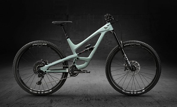 Das YT Capra 29 CF Pro kostet wie sein 27,5"-Pendant 3.999 € Das YT Capra 29 CF Pro kostet wie sein 27,5"-Pendant 3.999 €