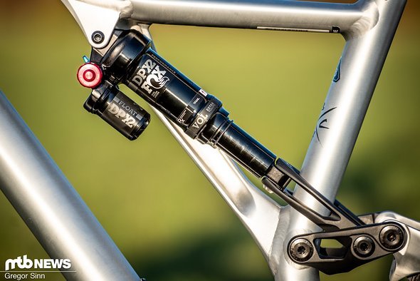 Am Heck kommt ein Fox Float DPX2 Performance-Dämpfer mit Standard-Einbaulänge und Dämpferauge zum Einsatz. Am Heck kommt ein Fox Float DPX2 Performance-Dämpfer mit Standard-Einbaulänge und Dämpferauge zum Einsatz.