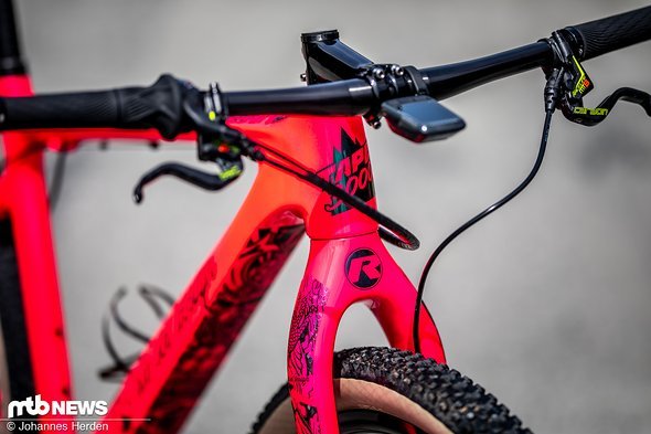 Das Bike ist mit „Tape 3000“ zugestickert und macht so dank der halbtransparenten Rahmenschutzfolie aus einem einfarbigen Rahmen ein auffälliges Modell Das Bike ist mit „Tape 3000“ zugestickert und macht so dank der halbtransparenten Rahmenschutzfolie aus einem einfarbigen Rahmen ein auffälliges Modell