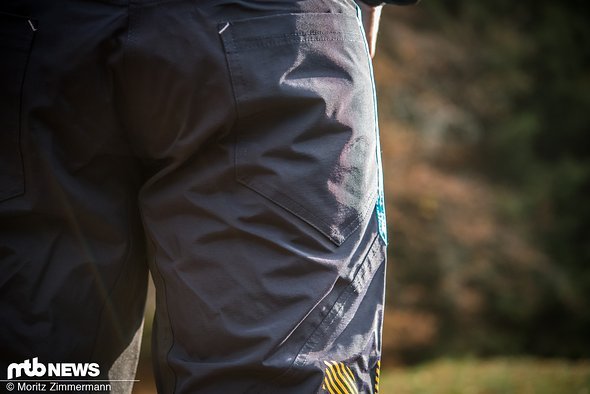 … ist die kurze Hose auf der Rückseite aus wasserfestem Material gefertigt. Neben der Half & Half gibt es auch eine komplett wasserfeste Variante der Trailscout. … ist die kurze Hose auf der Rückseite aus wasserfestem Material gefertigt. Neben der Half & Half gibt es auch eine komplett wasserfeste Variante der Trailscout.