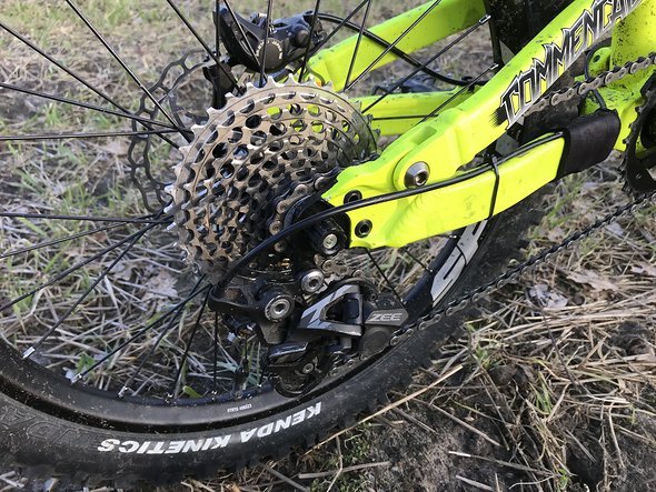 Das Kinderbike wurde von Singlespeed auf 10-fach umgerüstet, um auch außerhalb des Bikeparks für Spaß zu sorgen Das Kinderbike wurde von Singlespeed auf 10-fach umgerüstet, um auch außerhalb des Bikeparks für Spaß zu sorgen
