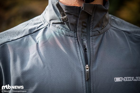Das langärmlige Thermo-Trikot hat einen durchgehenden Reißverschluss und bietet viel Schutz vor Wind und Kälte. Das langärmlige Thermo-Trikot hat einen durchgehenden Reißverschluss und bietet viel Schutz vor Wind und Kälte.