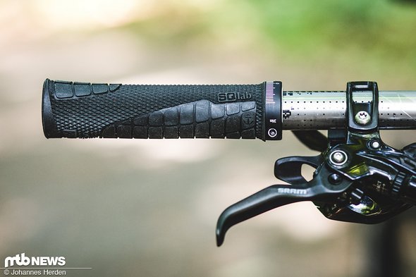 Gut zu erkennen: Der Griff ist ergonomisch passend geformt. Das Padding an der Außenseite soll gelenkunterstützend wirken und für Komfort sorgen Gut zu erkennen: Der Griff ist ergonomisch passend geformt. Das Padding an der Außenseite soll gelenkunterstützend wirken und für Komfort sorgen