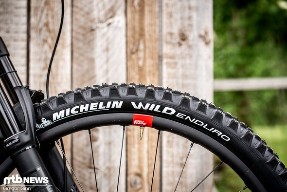Der Michelin Wild Enduro-Reifen ist in einer Front sowie Rear-Version erhältlich Der Michelin Wild Enduro-Reifen ist in einer Front sowie Rear-Version erhältlich