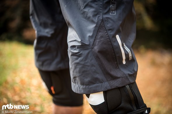 Wasserfeste Stretch-Einsätze im Bereich der Knie sorgen dafür, dass die kurze Endura MT500-Shorts problemlos mit Knieschonern kompatibel ist. Wasserfeste Stretch-Einsätze im Bereich der Knie sorgen dafür, dass die kurze Endura MT500-Shorts problemlos mit Knieschonern kompatibel ist.