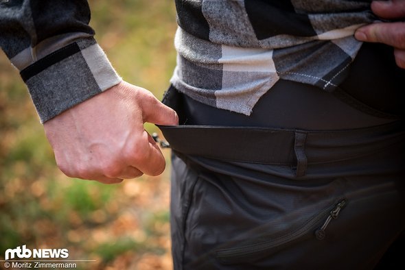 Der Bund der kurzen Hose ist elastisch und eher weit geschnitten Der Bund der kurzen Hose ist elastisch und eher weit geschnitten