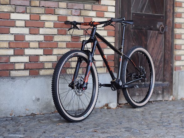 In Sachen Ausstattung kommt das Bike mit einer Rockshox Yari Federgabel ... In Sachen Ausstattung kommt das Bike mit einer Rockshox Yari Federgabel ...