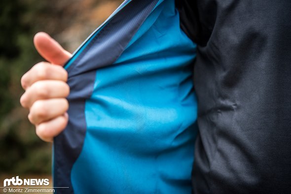 Im angezogenen Zustand überzeugt die leichte Jacke durch einen hohen Tragekomfort Im angezogenen Zustand überzeugt die leichte Jacke durch einen hohen Tragekomfort