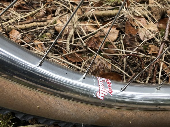 Die silber polierten Velocity Dually Felgen bieten 39 mm Innenweite ... Die silber polierten Velocity Dually Felgen bieten 39 mm Innenweite ...
