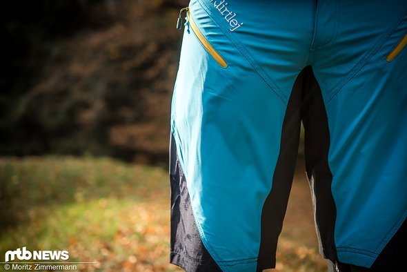 Während die dirtlej Trailscout Half & Half Shorts auf der Vorderseite aus atmungsaktivem Material besteht und dadurch für eine gute Belüftung sorgt … Während die dirtlej Trailscout Half & Half Shorts auf der Vorderseite aus atmungsaktivem Material besteht und dadurch für eine gute Belüftung sorgt …