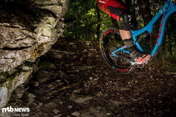 Klickt man aus, bietet die Stealth C4-Sohle Halt am Pedal. Klickt man aus, bietet die Stealth C4-Sohle Halt am Pedal.