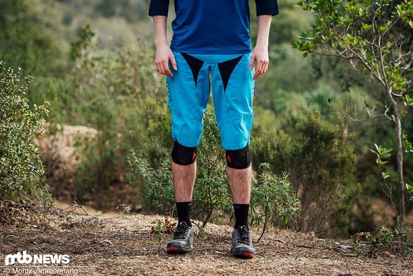 Die stabile und eng geschnittene Gore C4 All Mountain Short wandert für 119,95 € über die Ladentheke und ist ebenfalls in fünf Größen und vier Farben verfügbar. Die stabile und eng geschnittene Gore C4 All Mountain Short wandert für 119,95 € über die Ladentheke und ist ebenfalls in fünf Größen und vier Farben verfügbar.