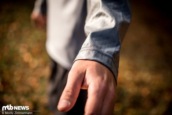 Auf der Haut macht das futuristisch wirkende Trikot zunächst einen kühlen Eindruck, wärmt in der Praxis jedoch gut und hält trocken. Auf der Haut macht das futuristisch wirkende Trikot zunächst einen kühlen Eindruck, wärmt in der Praxis jedoch gut und hält trocken.