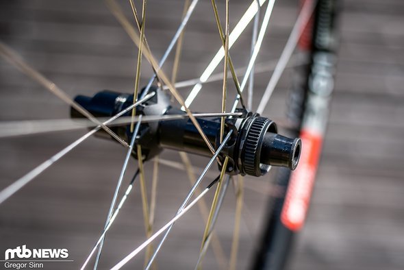 Bei der Bremsscheibe hingegen setzen die Eidgenossen voll auf den wenig verbreiteten Center Lock-Standard Bei der Bremsscheibe hingegen setzen die Eidgenossen voll auf den wenig verbreiteten Center Lock-Standard