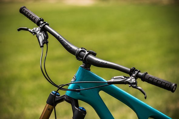 Yetis hauseigener Carbon-Lenker ist 780 mm breit und soll zusammen mit einem Race Face Turbine-Vorbau für Lenkpräzision sorgen. Yetis hauseigener Carbon-Lenker ist 780 mm breit und soll zusammen mit einem Race Face Turbine-Vorbau für Lenkpräzision sorgen.