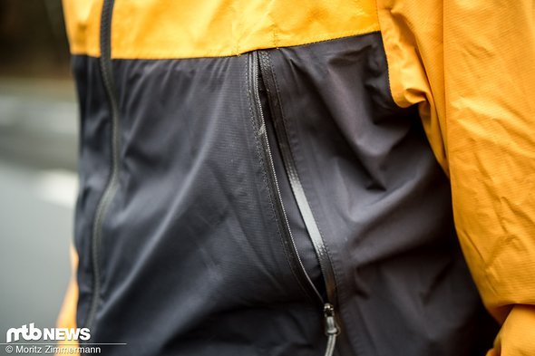 Die an der Front angebrachten Belüftungsschlitze fungieren dank Netz auch als großräumige Taschen, die zum Beispiel Platz für eine Goggle bieten. Die an der Front angebrachten Belüftungsschlitze fungieren dank Netz auch als großräumige Taschen, die zum Beispiel Platz für eine Goggle bieten.